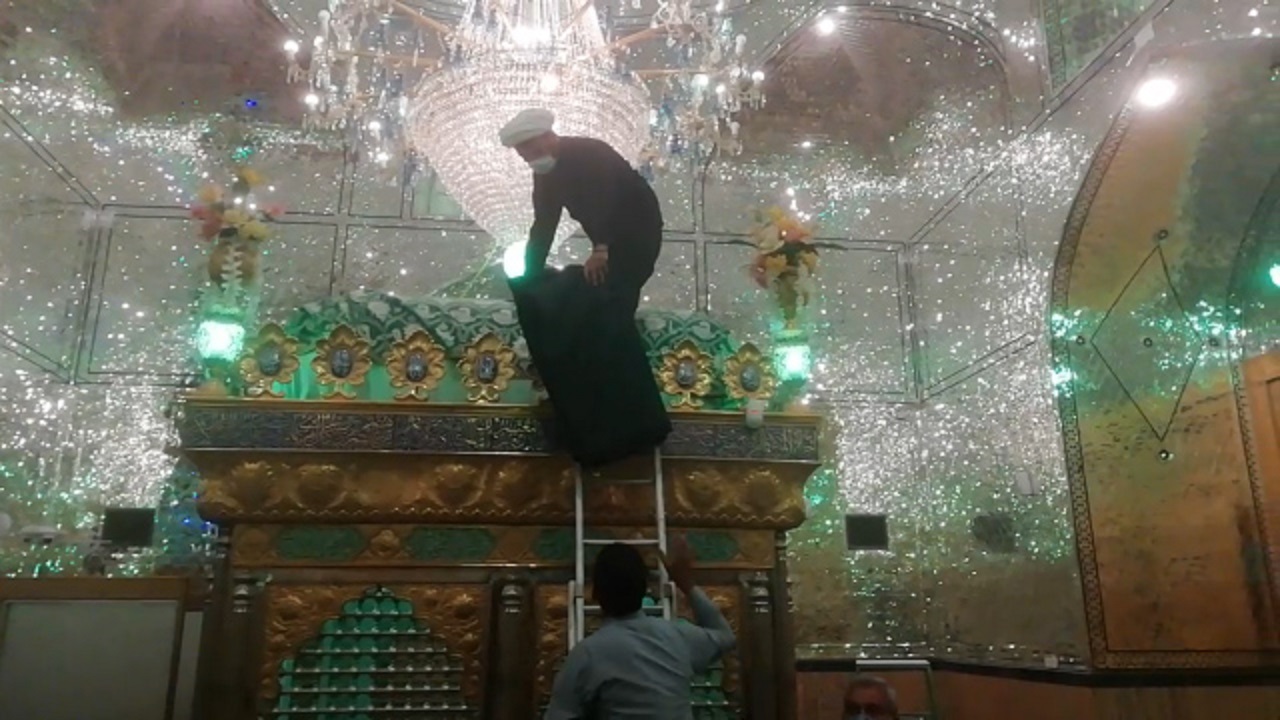 تعویض پرچم سیاه ضریح امامزاده سید مرتضی(ع) در کاشمر + فیلم