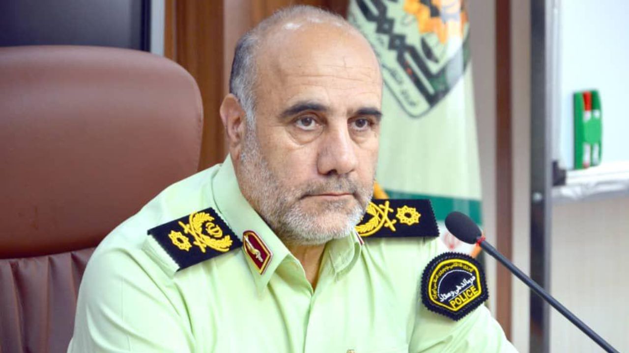 تذکر پلیس به افرادی که در ورودی مترو و اتوبوس ماسک نمی زنند