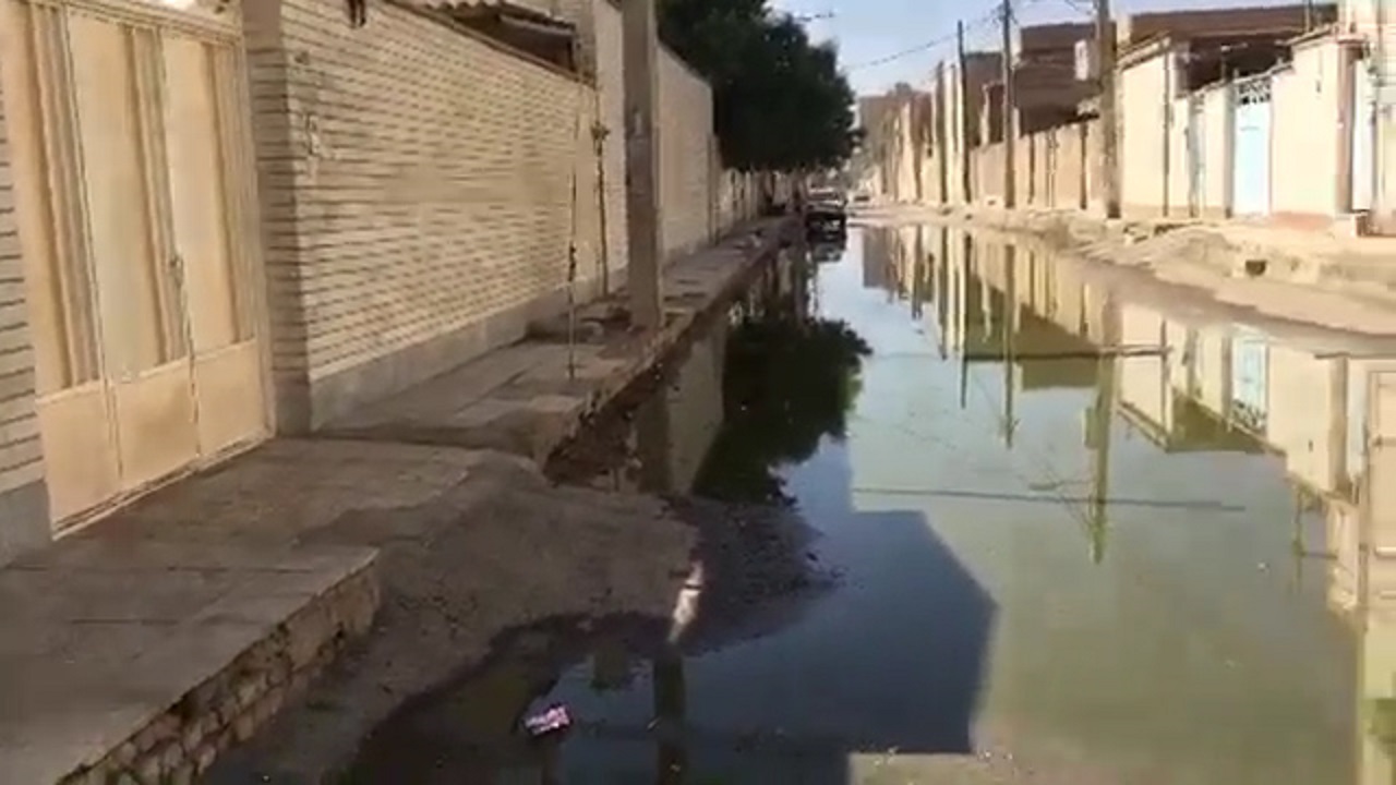نگاهی به وضع اسفبار فاضلاب در خیابان ناظم غربی اهواز + فیلم