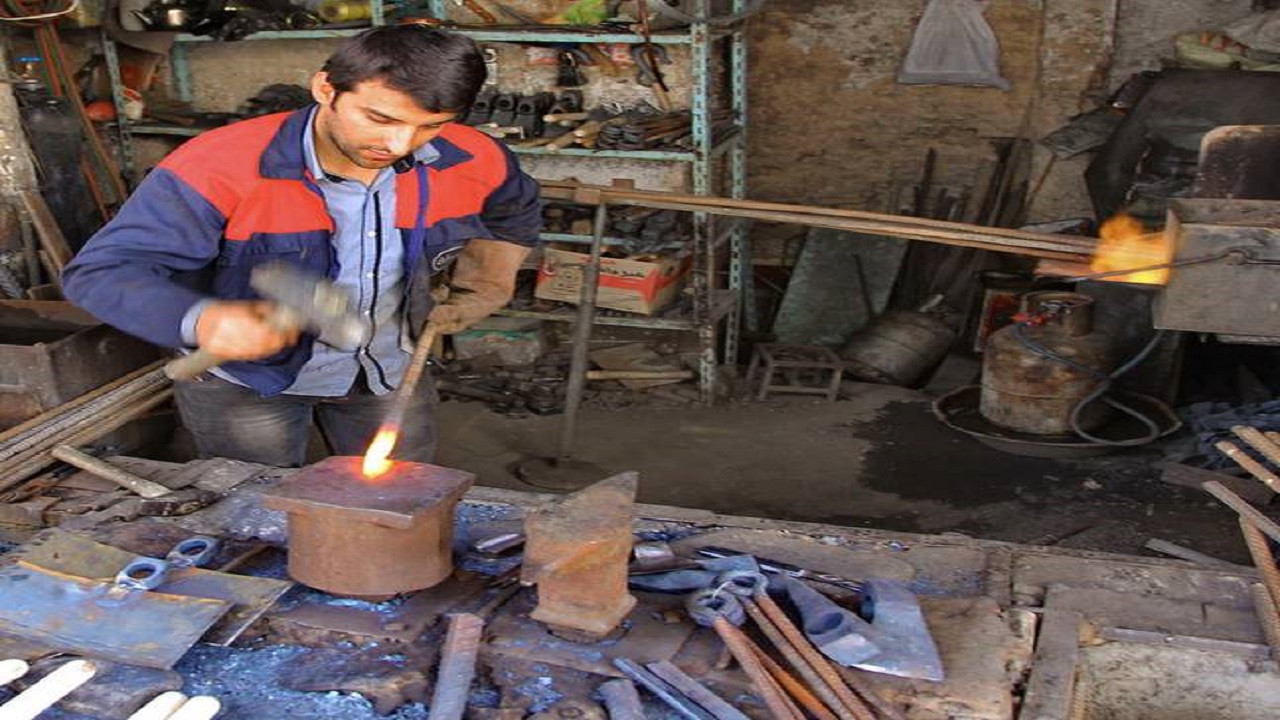 فعالیت ۱۱ کارگاه چلنگری در شهرستان سرایان