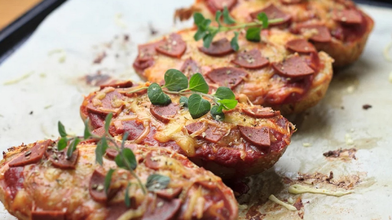 طرز تهیه پیتزا سیب زمینی خوشمزه با پپرونی
