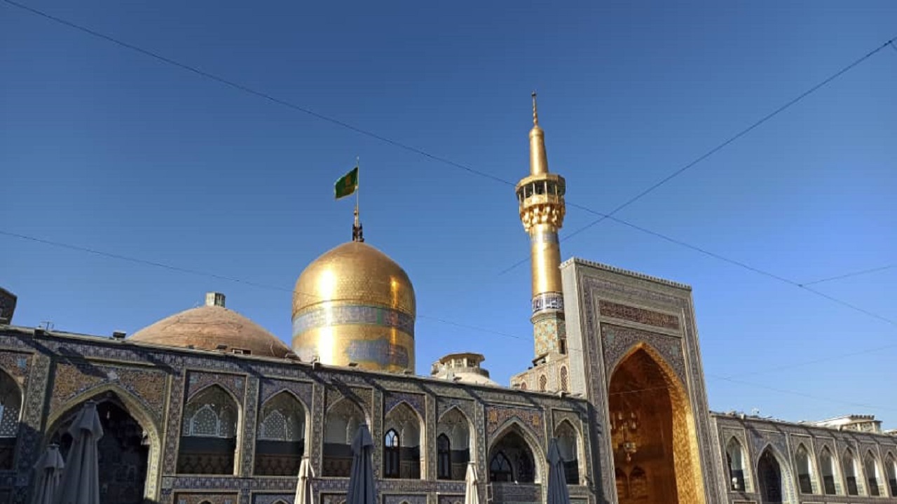 تعویض پرچم گنبد حرم مطهر رضوی+ فیلم