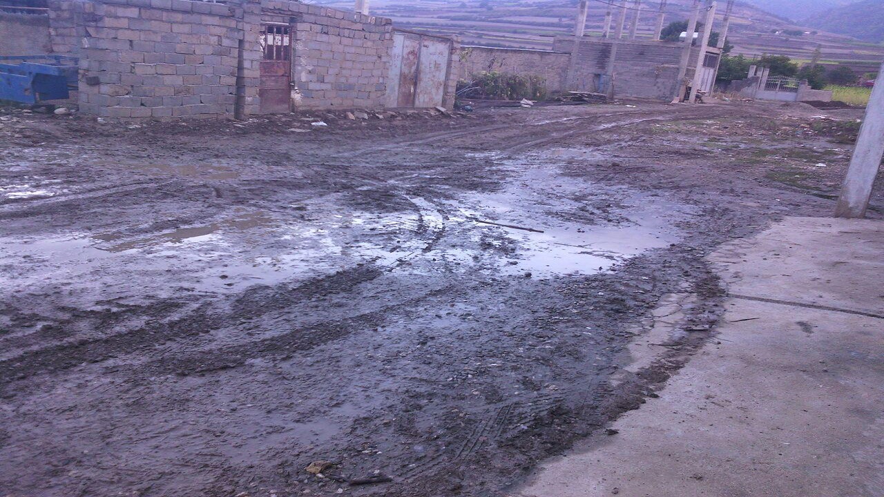 خیابان گِل‌آلود در روستای دوزین مینودشت + تصاویر
