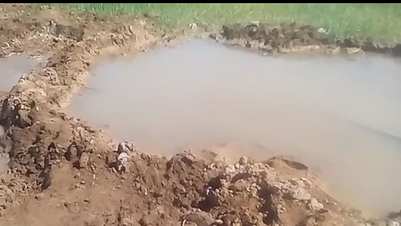 هدررفت آب در روستای مشرحات + فیلم