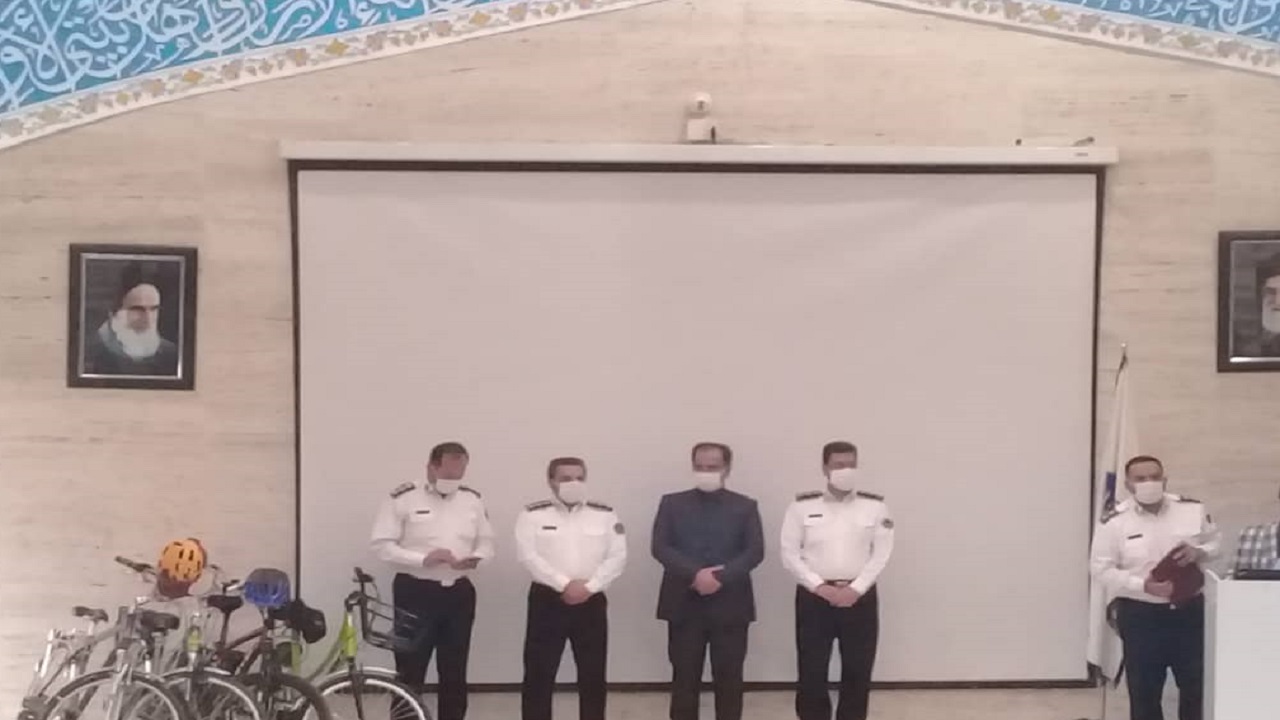 آیین تجلیل از نمونه‌های ترافیکی و راهوران محله در مشهد برگزار شد