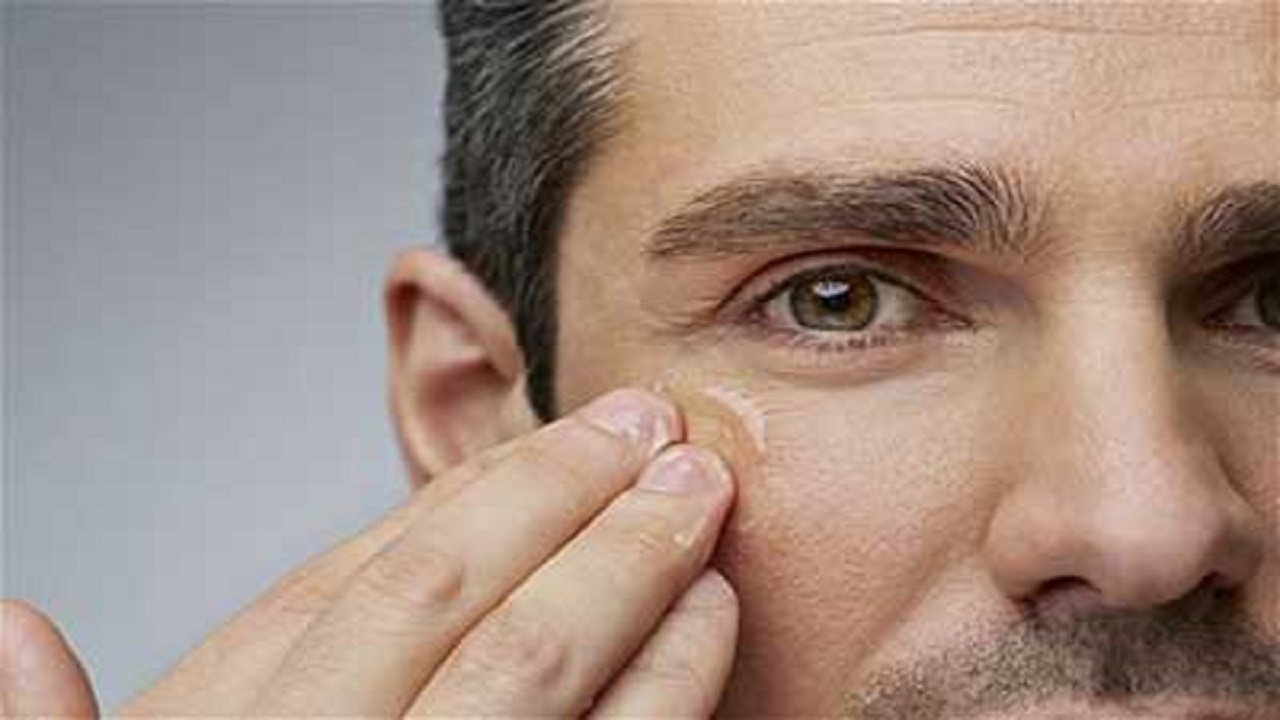 چرا پوست خشک می‌شود + راه‌های رفع آن