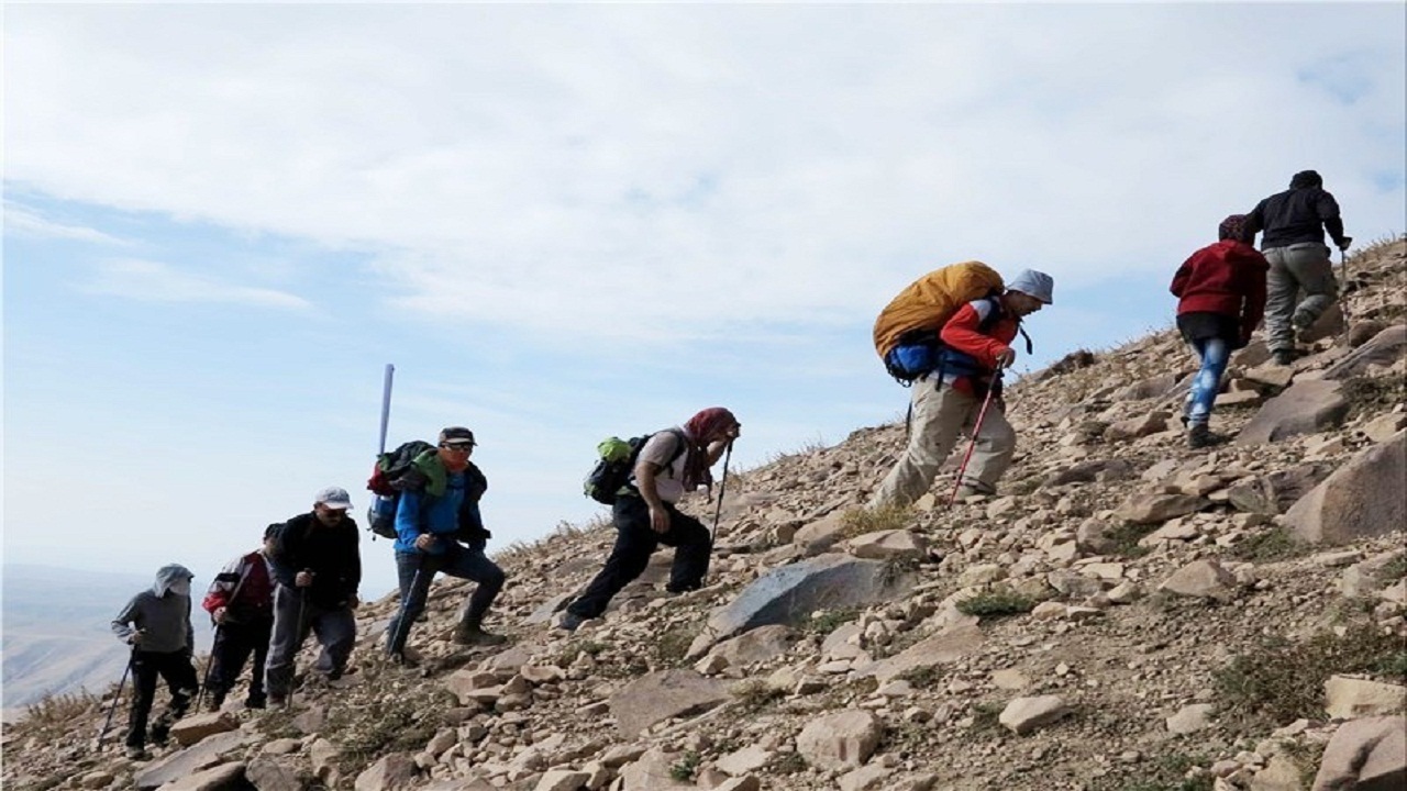 بلندترین قله استان خراسان جنوبی از سوی کوهنوردان خوزستانی فتح شد