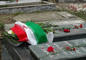 عطر افشانی گلزار شهدا اندیمشک در هفته دفاع مقدس