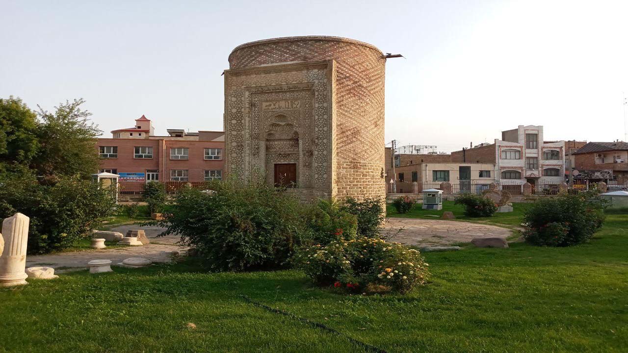 نمایی از برج تاریخی مقبره سه گنبد در ارومیه + تصاویر