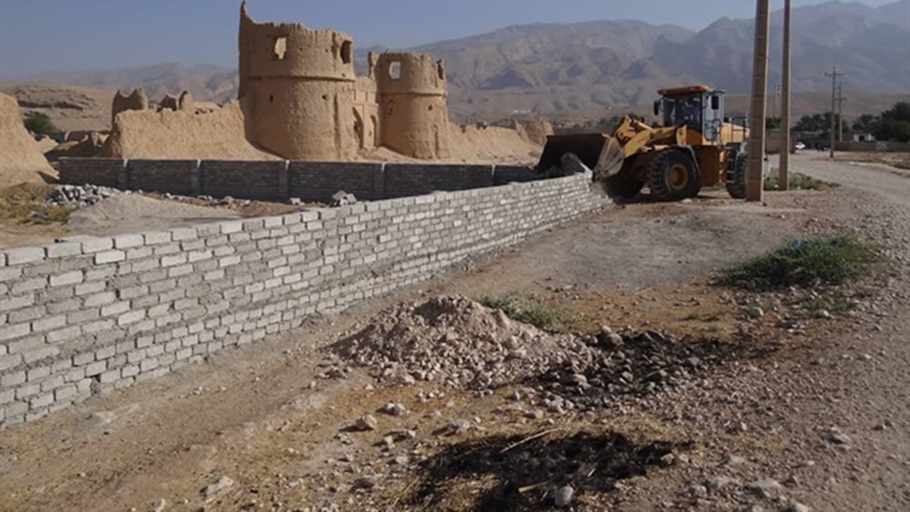 تخریب ساخت‌وساز غیرمجاز در حریم قلعه تاریخی خیرآباد داراب