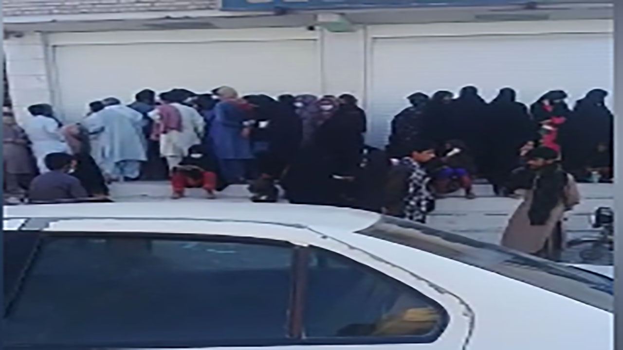 خطر شیوع ویروس کرونا در پست بانک شهرستان زهکلوت + فیلم