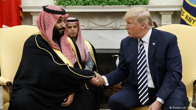 کلکسیونی از عجیب ترین و جنجالی&zwnj;ترین رفتارهای ترامپ مقابل رهبران جهان از ابتدا تاکنون