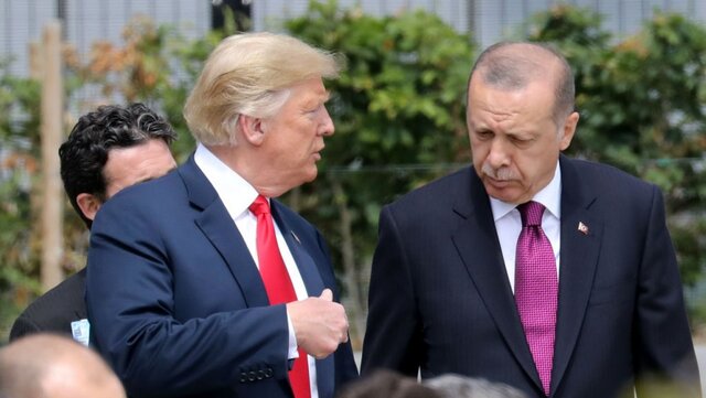 کلکسیونی از عجیب ترین و جنجالی&zwnj;ترین رفتارهای ترامپ مقابل رهبران جهان از ابتدا تاکنون