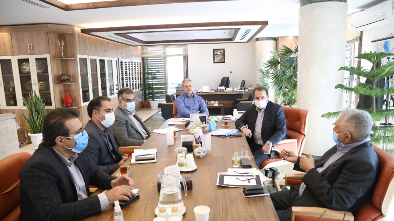 تمدید پروانه و عدم کسر ۲۰ درصد سهم آب گلخانه‌ها پیگیری شود