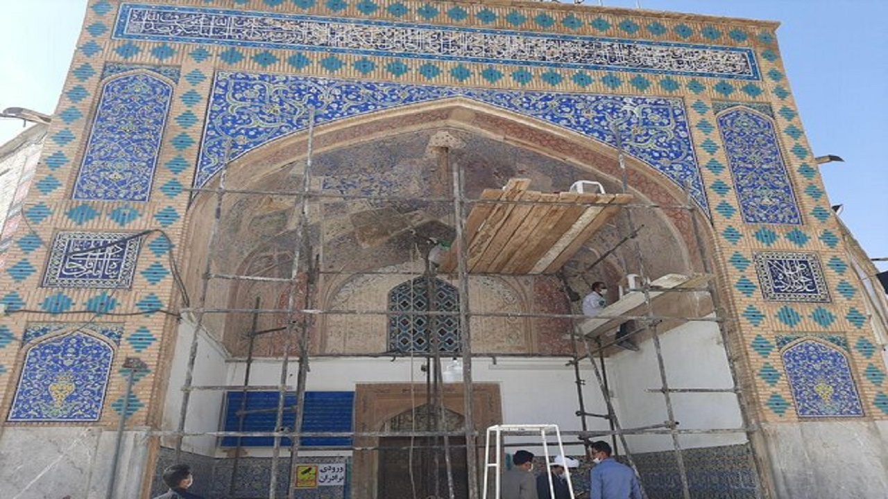 آغاز مرمت سر در ورودی بقعه امامزادگان ۱۷ تن گلپایگان