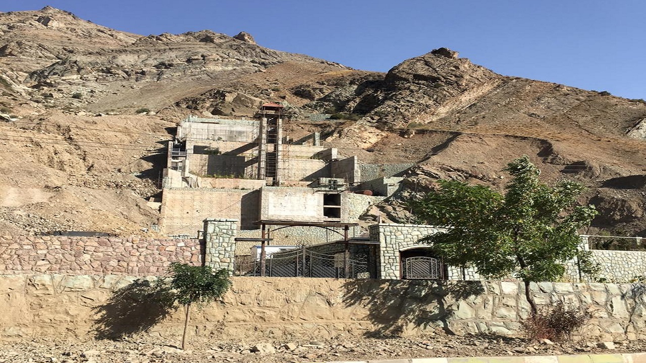 ساخت ویلا در دل کوه جاده اوشان! + فیلم