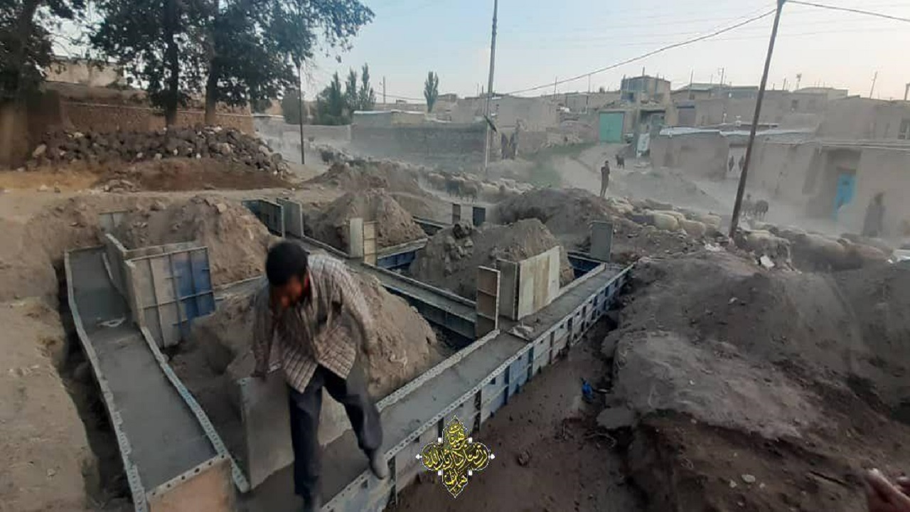 پایان مرحله فونداسیون یک واحد مسکونی برای نیازمندان در روستای دارقشلاق + تصاویر