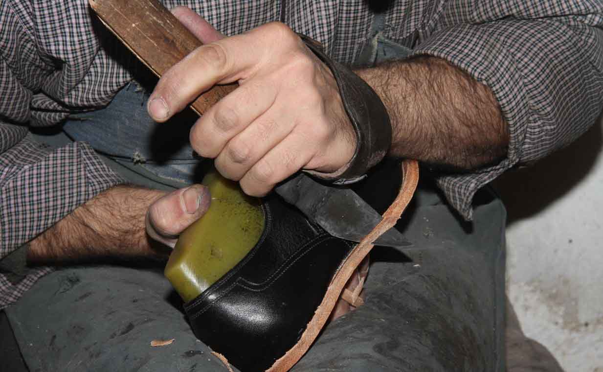 تجلیل از پیشکسوت کفش دست دوز در اسکو