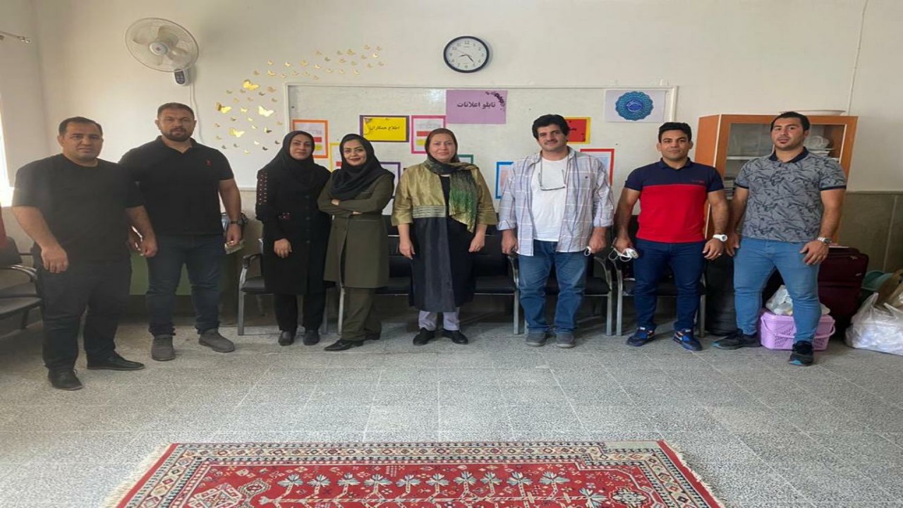 قهرمانان کشتی و کاراته در جمع دانش آموزان محروم زاهدان