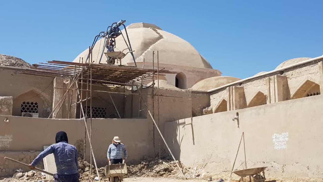 مرمت سقف بازار قیصریه  در لار