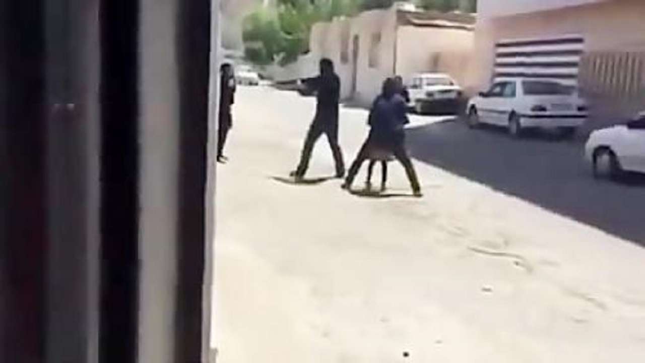 زورگیری مسلحانه سارقان از یک زن در دزفول/ فیلم منتشر شده مربوط به تیرماه امسال است