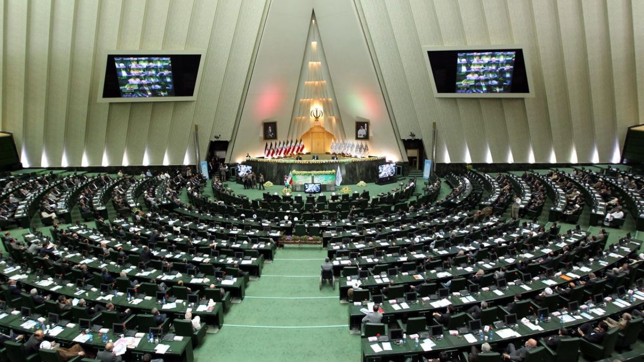 جلسه علنی مجلس آغاز شد/ سخنرانی فرمانده کل ارتش در دستور کار مجلس