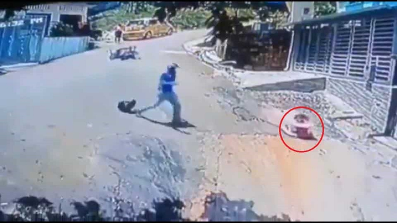 لحظه نجات جان نوزاد توسط موتورسوار قهرمان