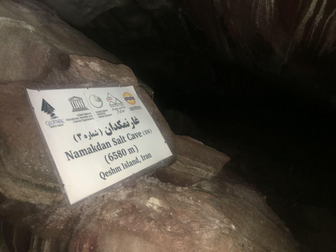 پاکسازی و نصب شناسنامه غار نمکدان ۳N