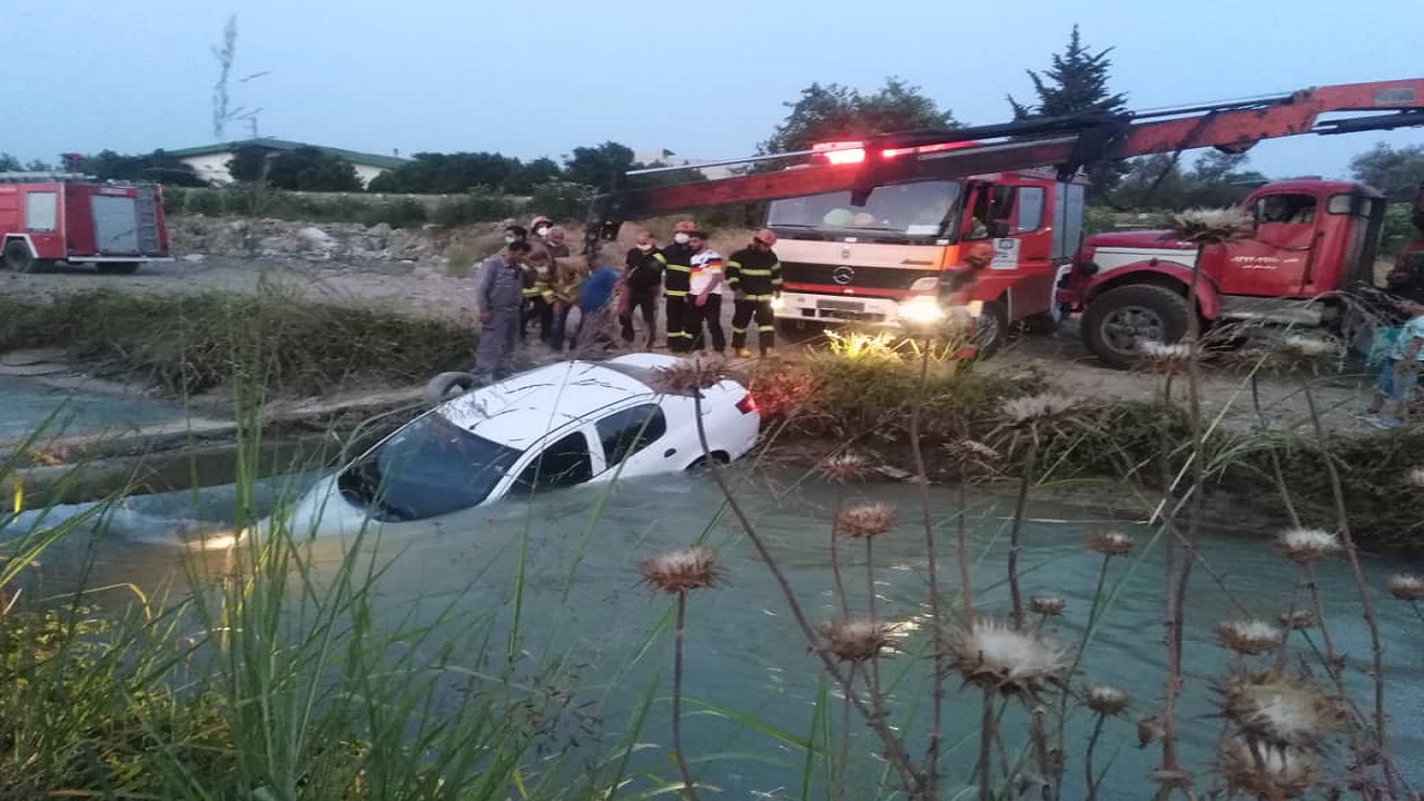 سقوط خودرو به داخل کانال حادثه ساز شد