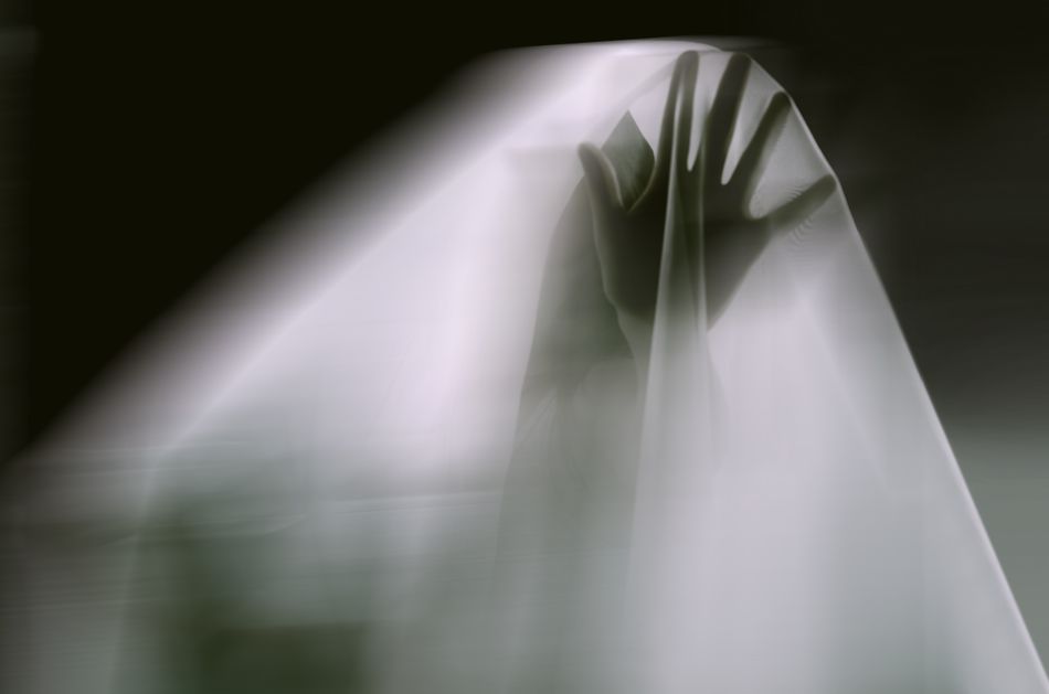 ۶. خواندن داستان&zwnj;های ترسناک در r/nosleep