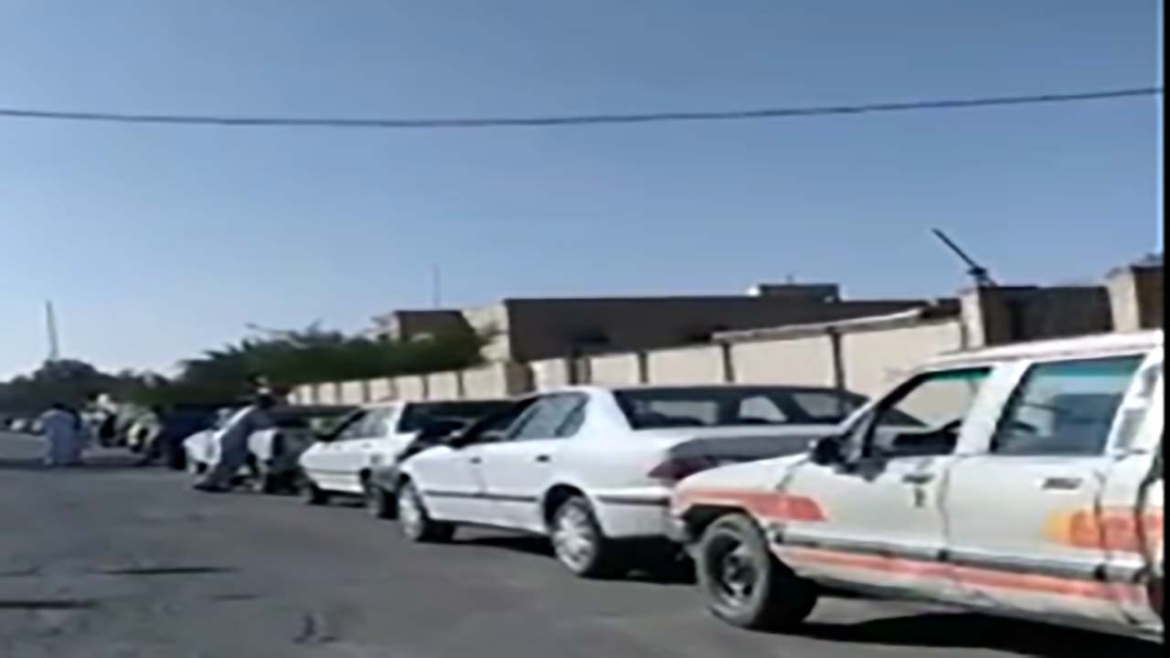 ساعت‌ها انتظار برای دریافت بنزین در سراوان + فیلم