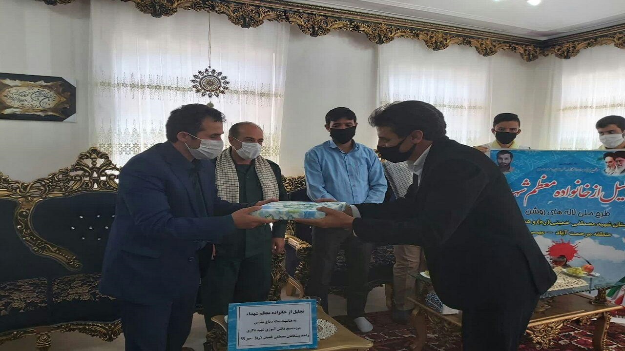 دیدار با خانواده شهدا در چهاربرج + تصاویر