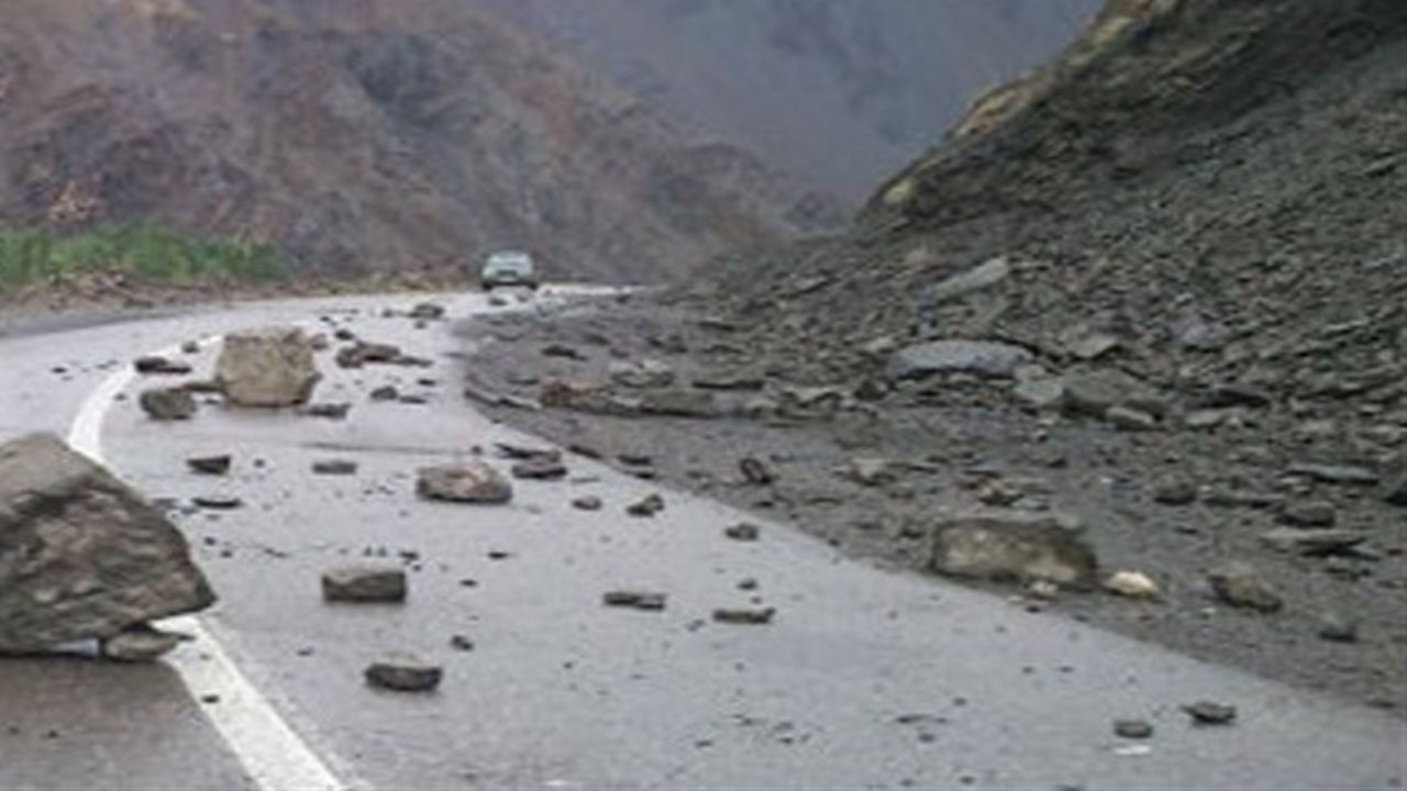 ریزش کوه در کوهچنار ۳ نفر را راهی بیمارستان کرد