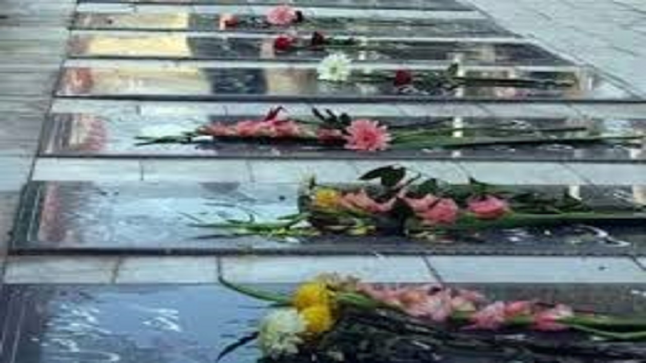 غبارروبی و عطرافشانی گلزار شهدا در آبادان
