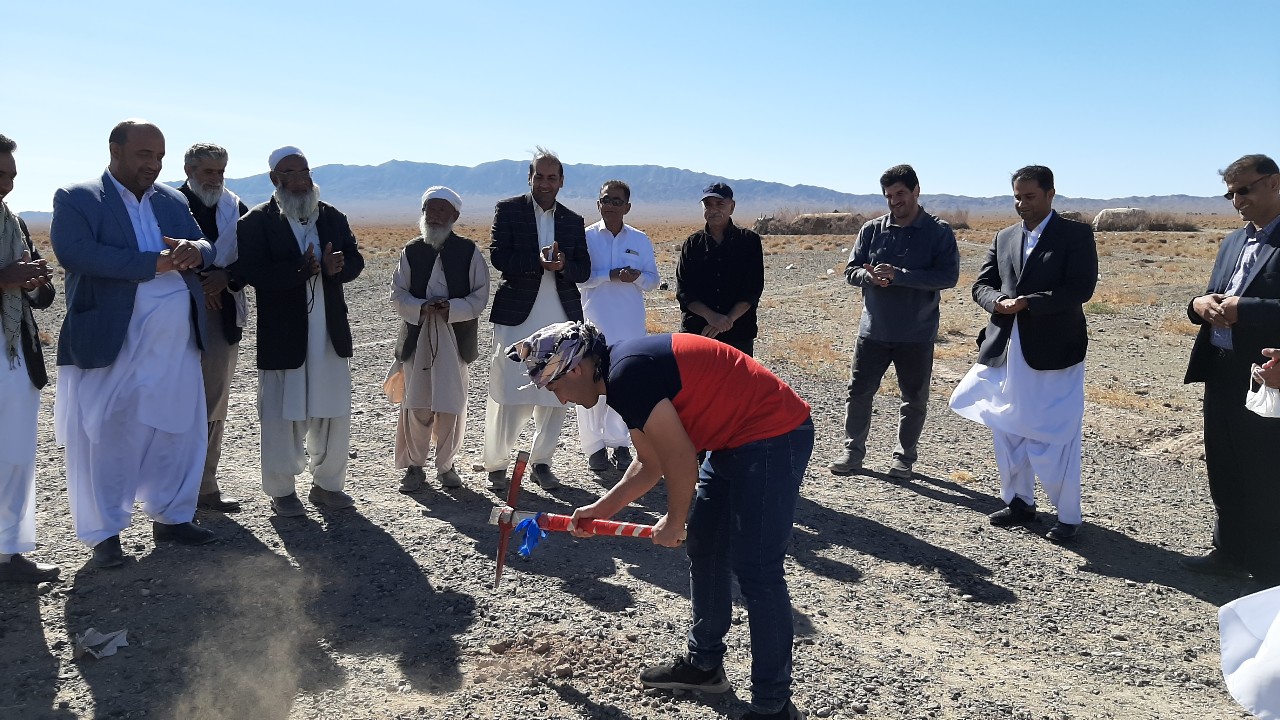 کلنگ ساخت مدرسه در روستاهای کپر نشین زاهدان توسط قهرمان کشتی جهان+ عکس
