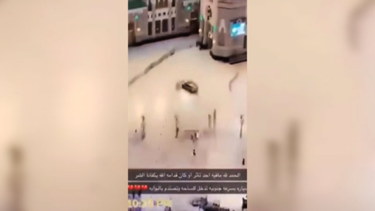 اقدام جنون آمیز یک مرد در کوبیدن خودرویش به درب مسجدالحرام + فیلم