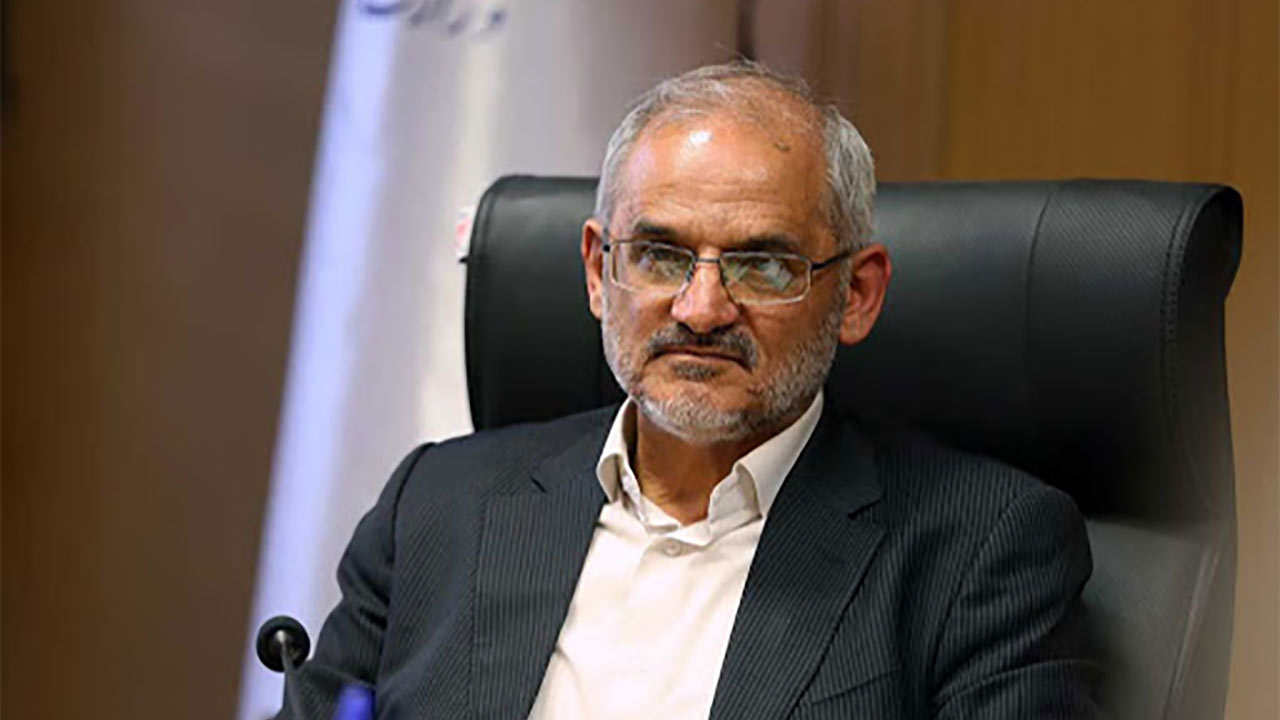 وزیر آموزش و پرورش خطاب به معلمان: اگر نمی‌توانید زیر بار مسئولیت معلمی قد علم کنید، کنار بکشید! + فیلم