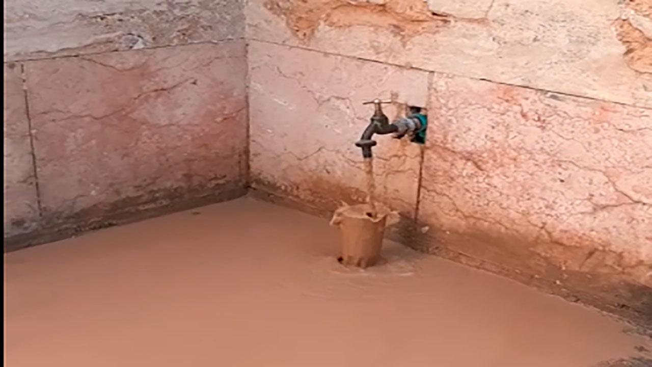 آب شرب گل‌آلود در شهرک طالقانی + فیلم