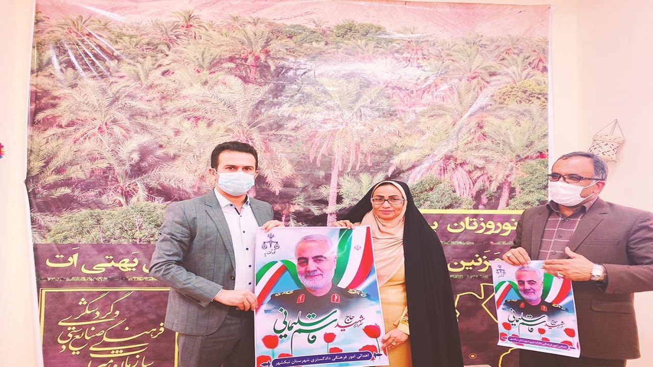 نصب تصویر شهید سپهبد حاج قاسم سلیمانی در ادارات نیکشهر