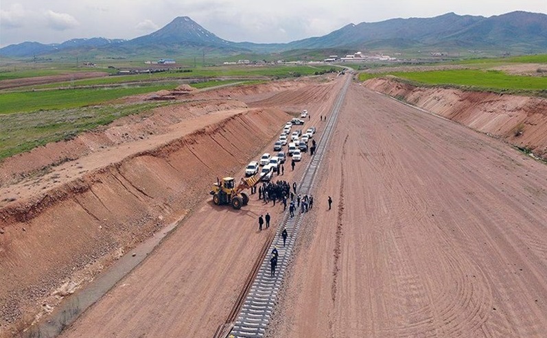 آغاز ‌ریل‌گذاری مکانیزه راه‌آهن همدان-سنندج‌ با حضور وزیر راه وشهر سازی