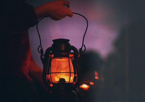 زندگی در تاریکی/ نور ماه تنها چراغ شب&zwnj;های سیاه روستائیان در شهر اولین&zwnj;ها