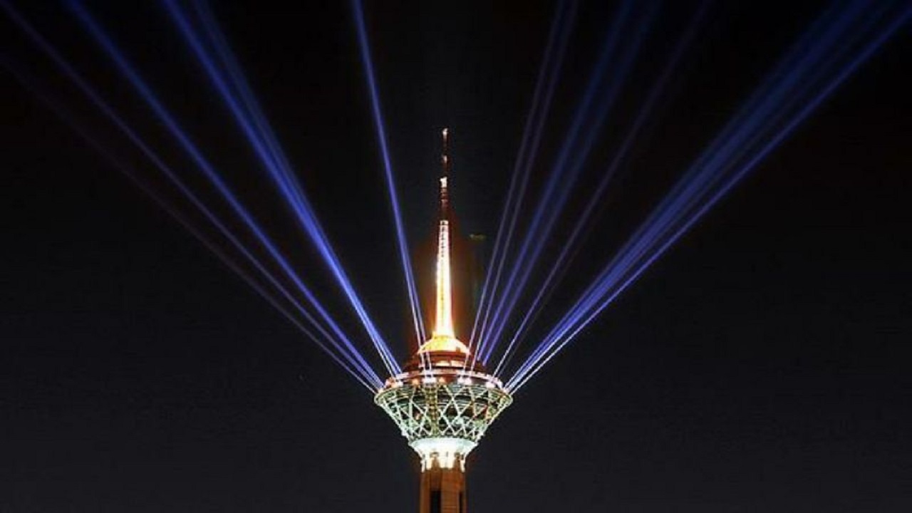 برج آزادی تهران امشب و فردا شب نورپردازی می‎شود/ لیزرشو در برج میلاد