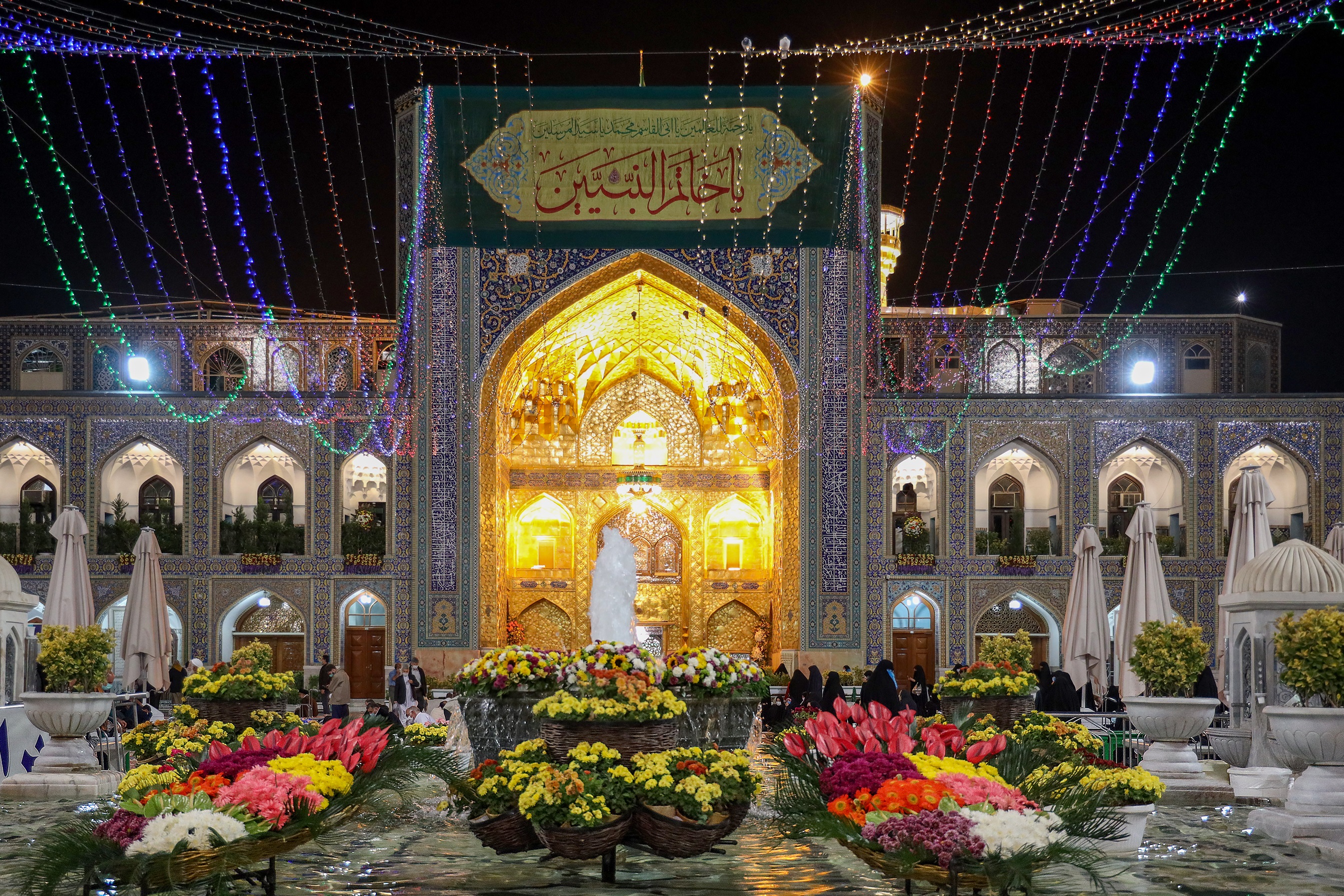 بارگاه رضوی غرق در سرور