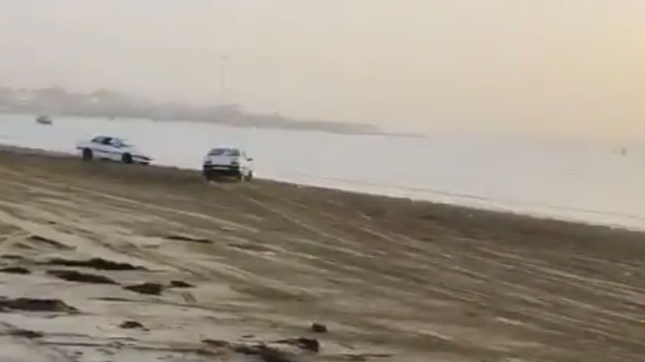 تصادف وحشتناک دو خودرو در ساحل + فیلم