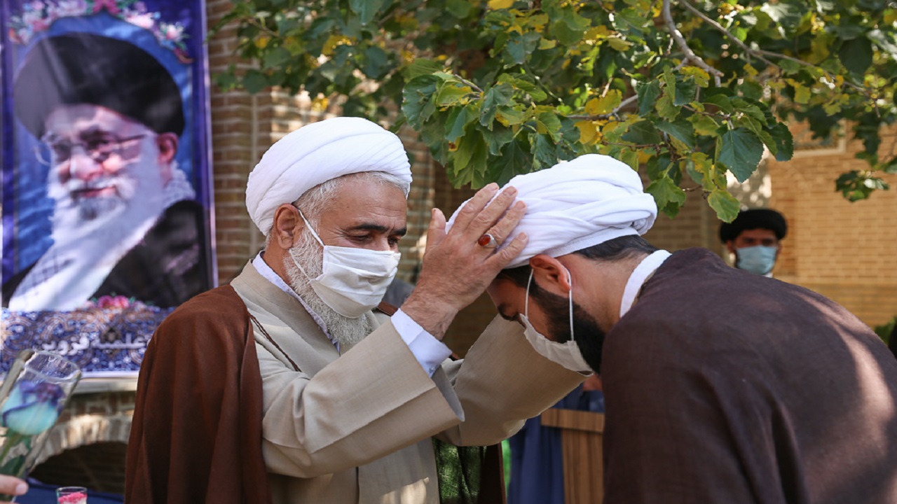 عمامه گذاری جمعی از طلاب جوان در قزوین