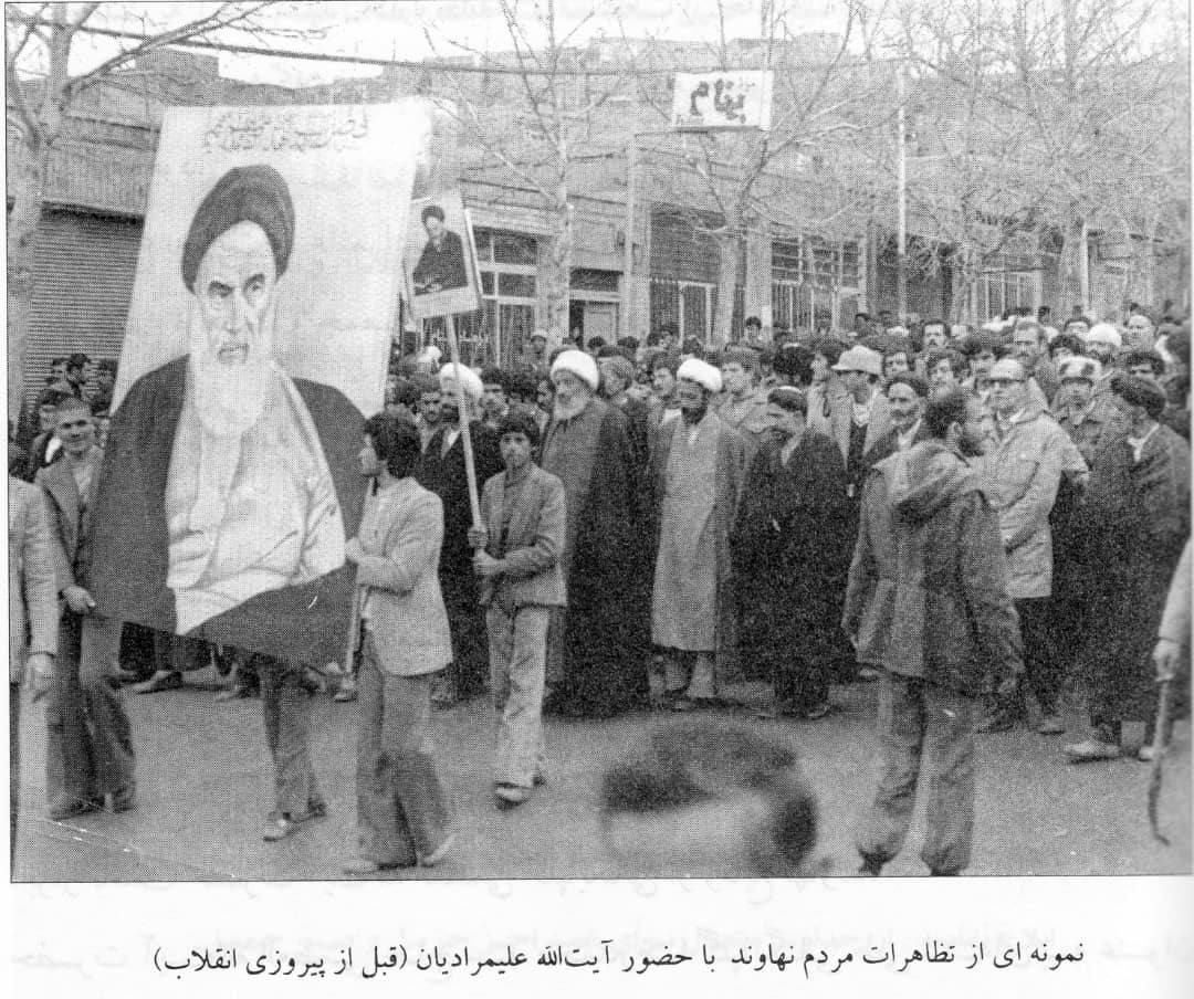 سرنگونی مجسمه شاه توسط جوانان نهاوند