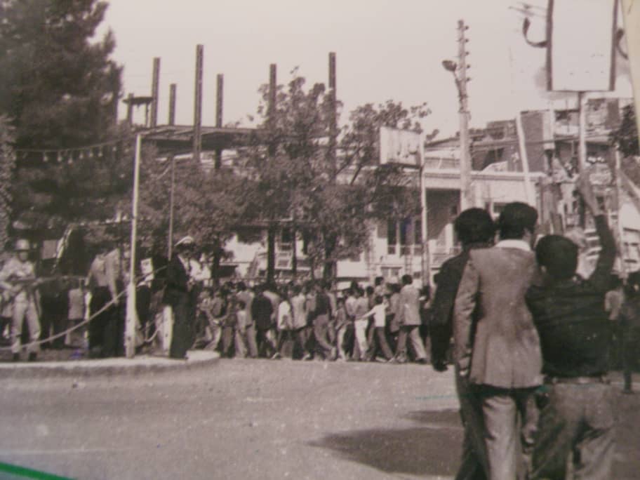 سرنگونی مجسمه شاه توسط جوانان نهاوند