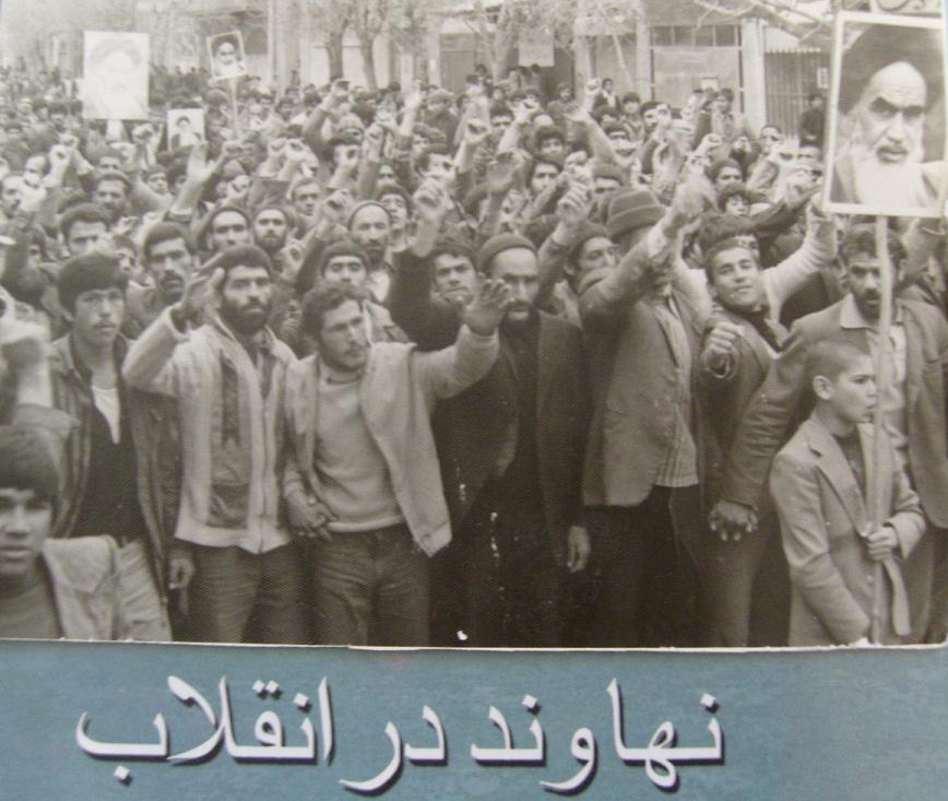 سرنگونی مجسمه شاه توسط جوانان نهاوند