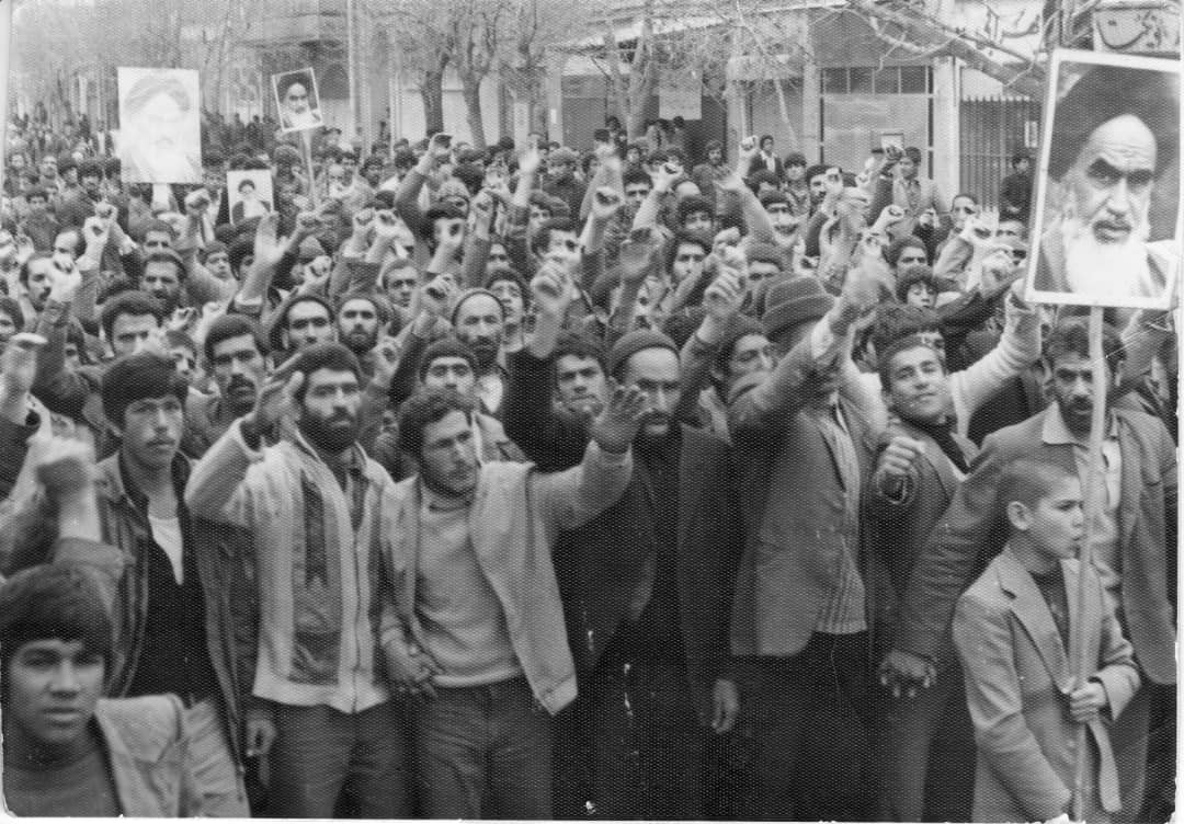 سرنگونی مجسمه شاه توسط جوانان نهاوند