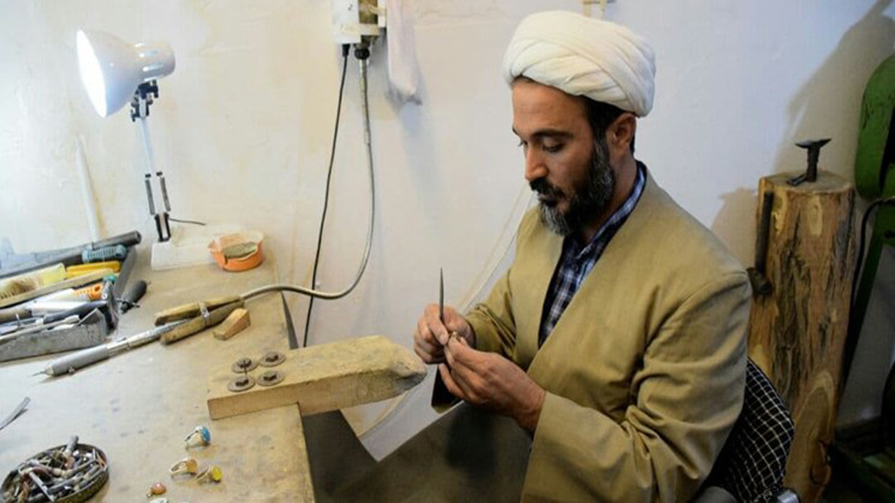 روایتی از طلبگی تا کارآفرینی/ اثری هنری که با سر انگشت یک روحانی خلق می‌شود